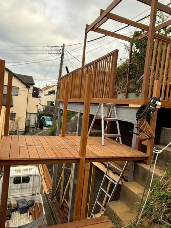 ウッドデッキ施工中
