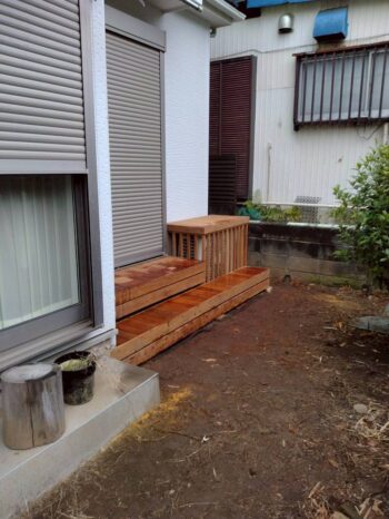 縁台室外機カバー施工中