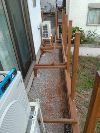 ウッドデッキ施工中