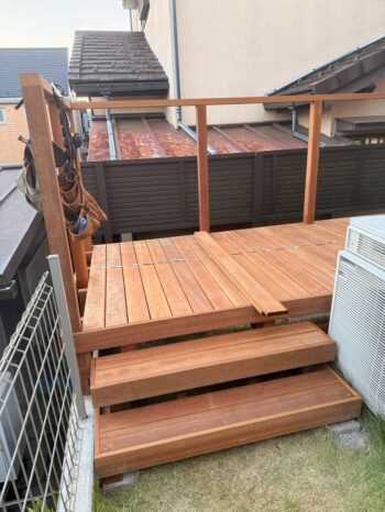 ウッドデッキ施工中