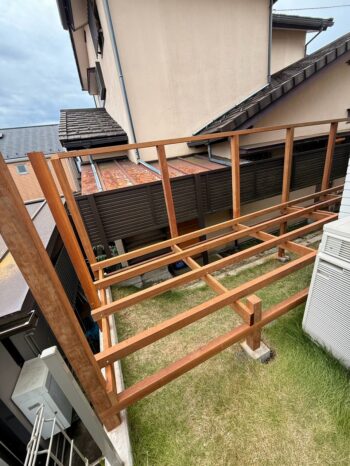 ウッドデッキ施工中